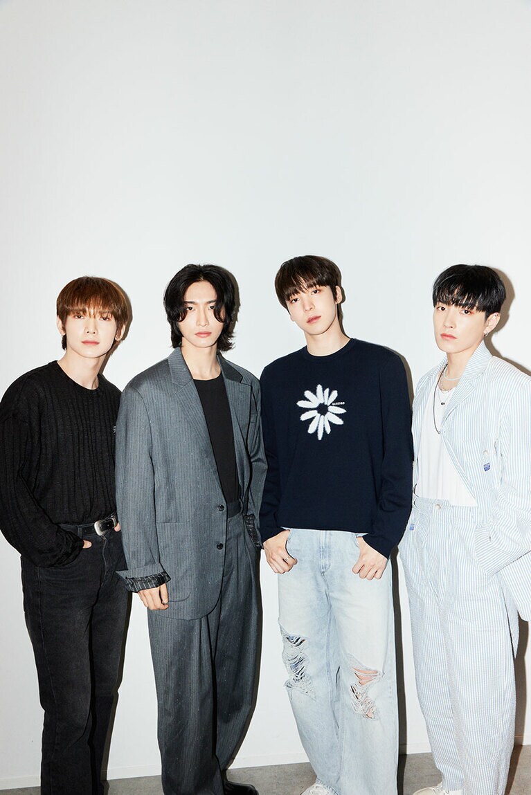 YEOSANG、SEONGHWA、YUNHO、HONGJOON（左から順に）。シャッター音に合わせて表情を変えつつ、クールにきめてくれた。