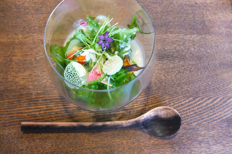 ［SHÓKUDŌ YArn］「ホットな夏だし、夏野菜」。夏だし、夏出汁……。メニュー名も遊び心がいっぱい。「次はどんなお料理？」と、メニュー名から推理する楽しさも、このレストランならではです。