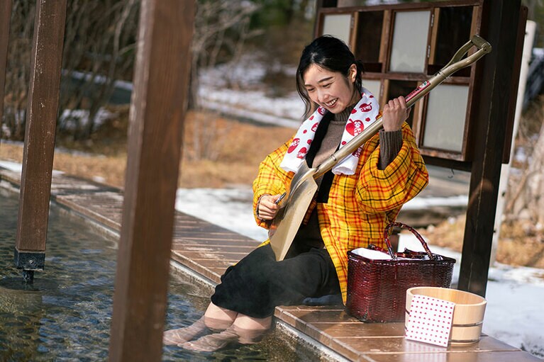 1980年代から広まったとされるスコップ三味線。当初は津軽三味線の音を真似たお遊びだったものが、現在は世界大会も開かれ、多くの人に親しまれている。開放的な公園で「ビン、ビン」と音を出せば、自然と朗らかな気分になる。