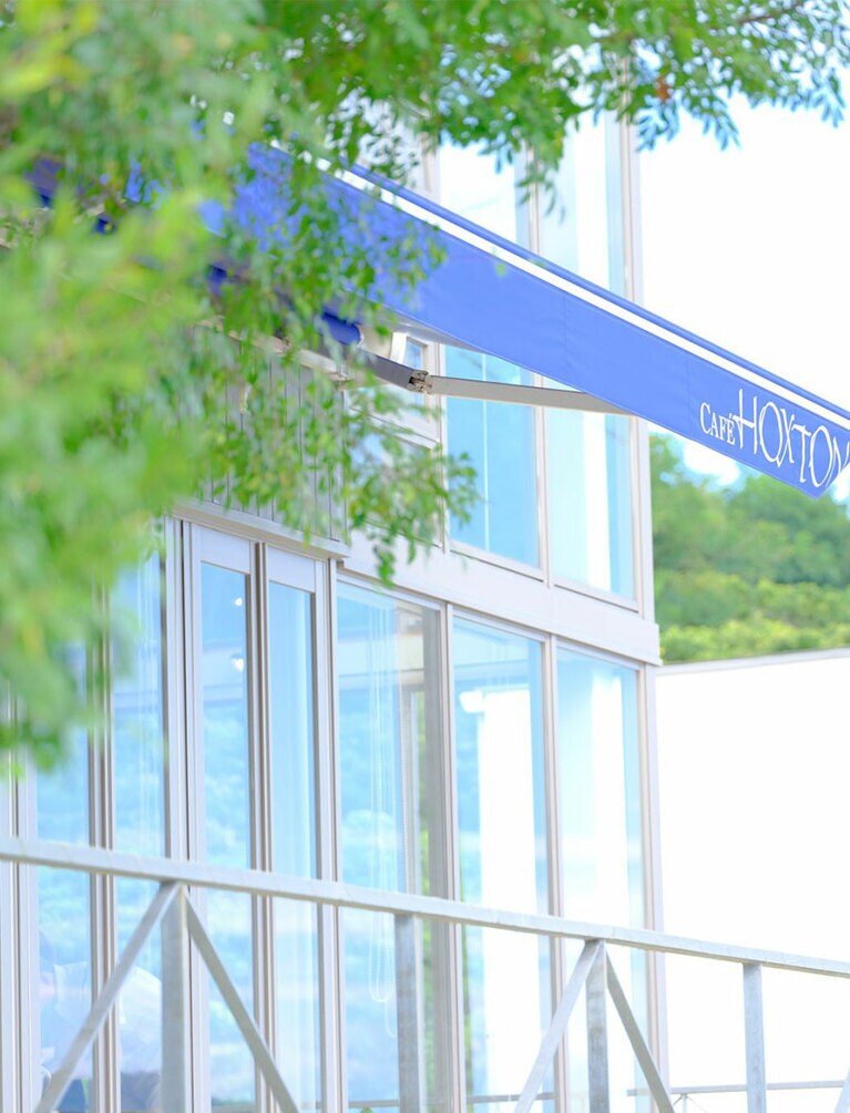 【カフェホクストン】全面ガラス窓の開放的な空間が心地いいカフェ。