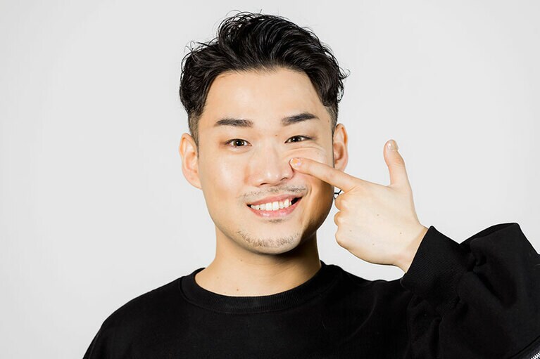 片側ずつ「口角挙筋」を上げて上の奥歯を見せる