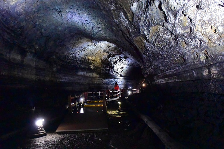 溶岩の地下通路、万丈窟。第2入口の約1キロ部分が一般に公開されています。