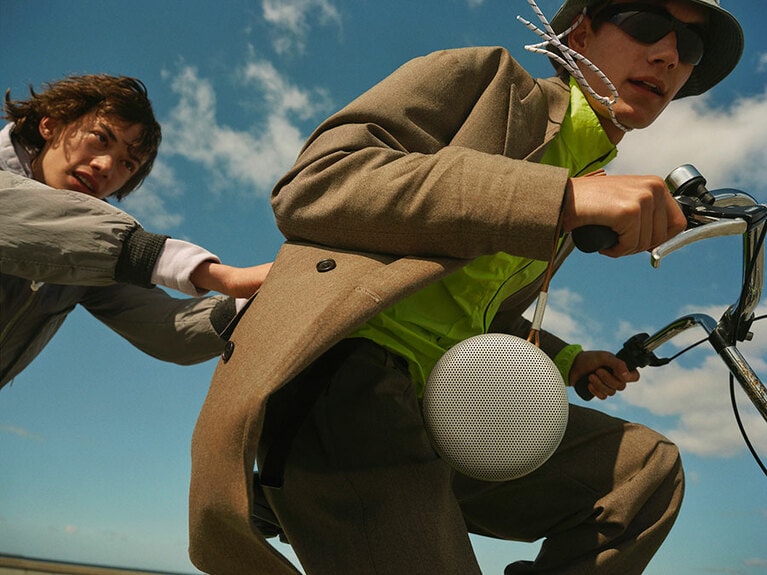 ストラップは防水加工された頑丈な本革。吊り下げられる。