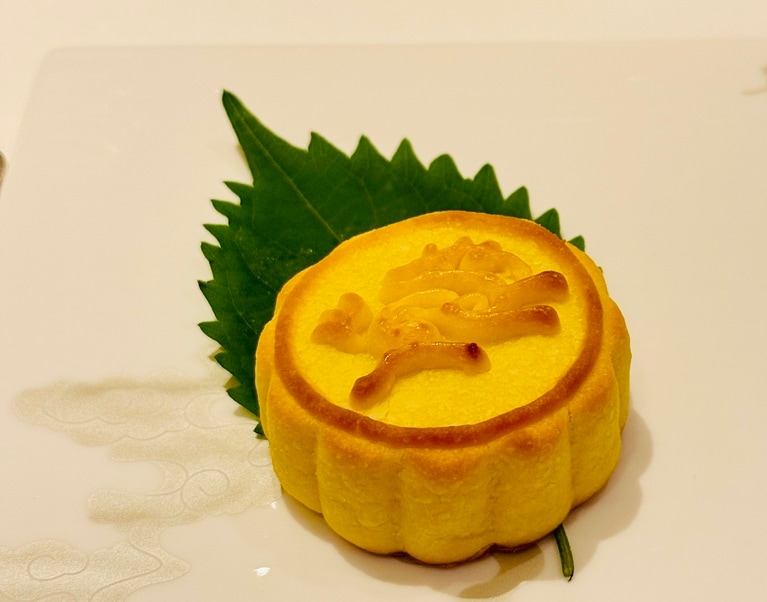 香港では秋の節句「中秋節」に食べる習慣がある月餅（エッグ・カスタード）。地下1階「ザ・ペニンシュラ ブティック＆カフェ」でお土産用に購入OK。