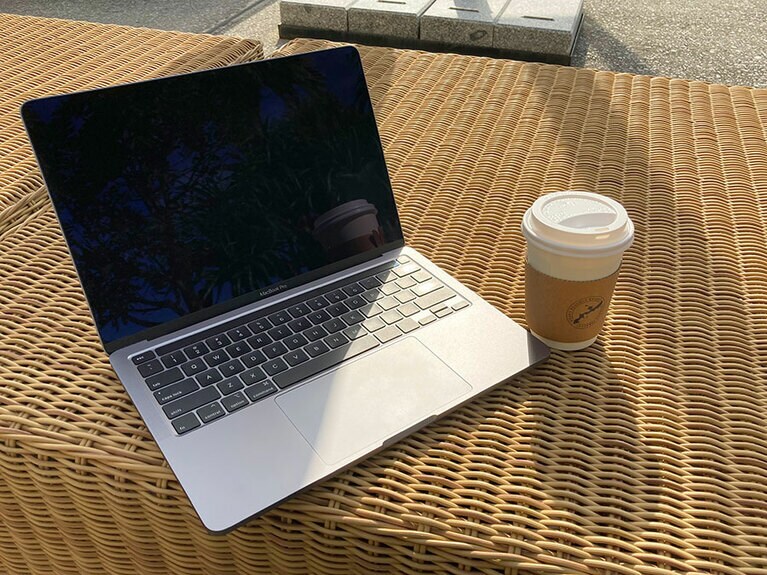 サングラスをかけながら仕事をし、絶好の自撮りチャンスもゲットできます。