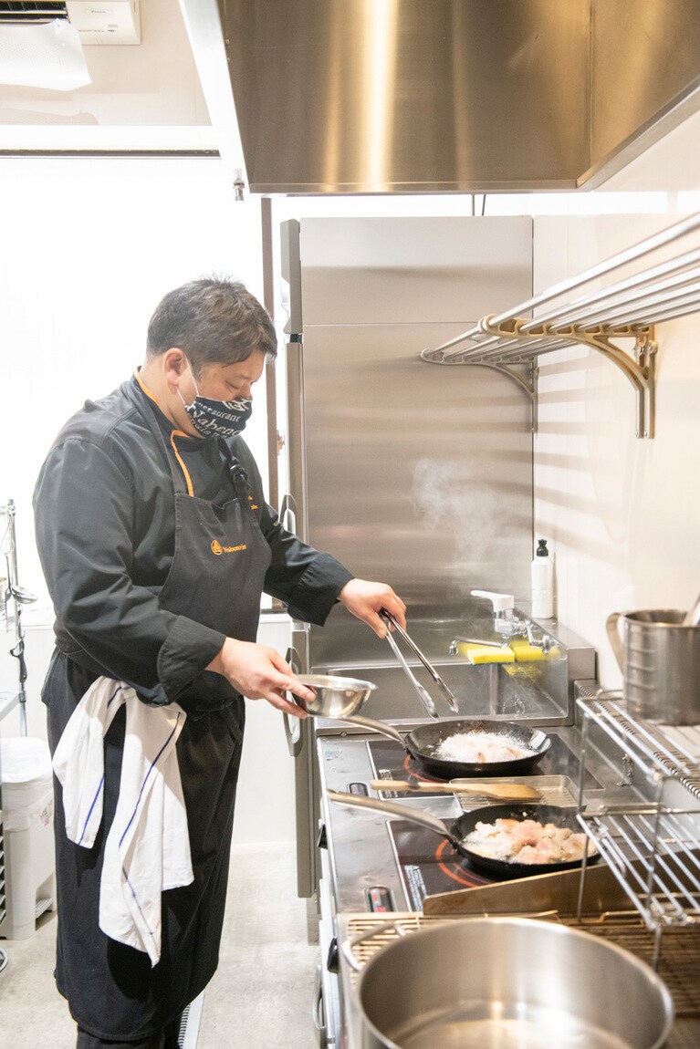 キッチンに立つ渡辺シェフ。