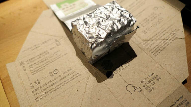 初心者や外国人の方でも楽しめるようにと、すべての商品の箱の裏側には中国語、英語、日本語の3カ国語で淹れ方が表記されています。