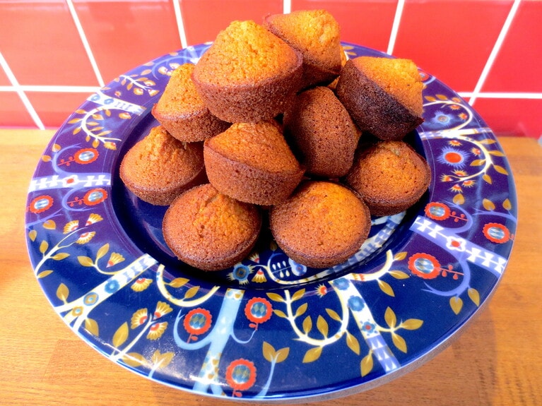 「発酵バターのフィナンシェ」も1個から販売。160円。