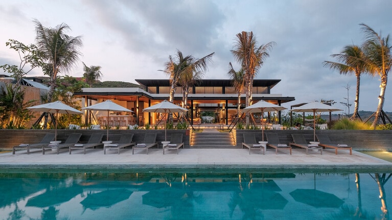 プールや食堂が集まるメイン棟。共用施設を増やしていきたい、とオーナーのクレアさん。