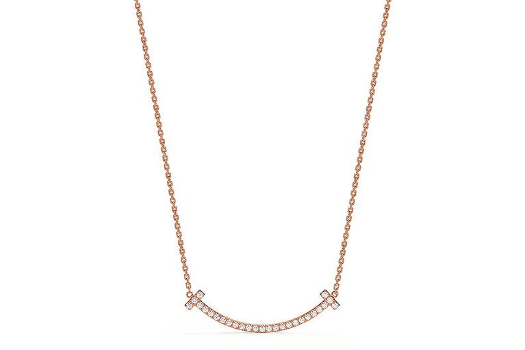 ティファニー T スマイルペンダント(ミディアム／18K ローズゴールド、ダイヤモンド) 731,500円。