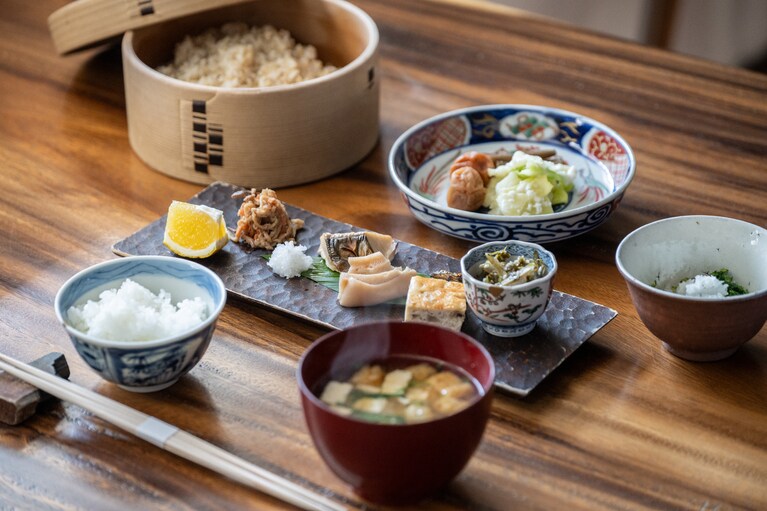 ごはんは玄米と白米を選べ、味噌汁は自分で仕上げる朝食。野菜たっぷりの卵焼きや卵かけごはんでいただくのは、飼料にコシヒカリを使っているという「とっとこ村」の自然卵。黄身は薄いレモン色で、卵本来の風味が感じられるまろやかな味わい。