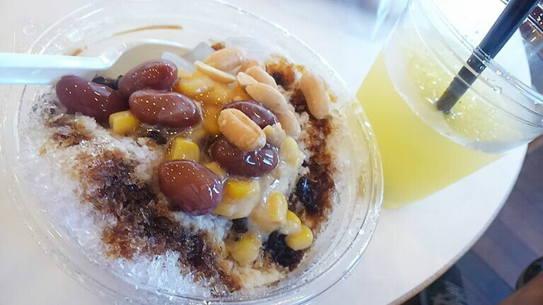 「アイスカチャン」500円。豆、とうもろこし、ピーナッツ入りの具だくさんかき氷。