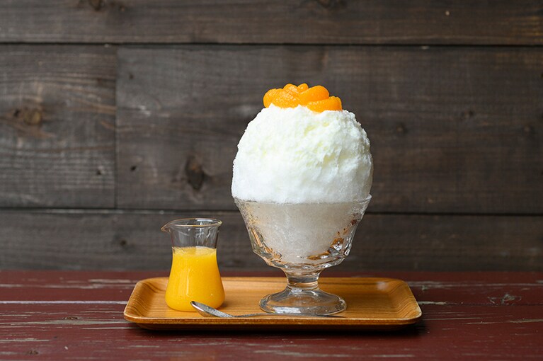 「杏仁蜜柑」は、上にのせた缶詰のみかんが昭和レトロな雰囲気。柑橘シロップと杏仁練乳を添えて。1,300円。