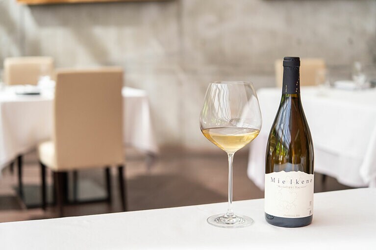 1日目のディナーは、大地に育まれた野菜とワインをペアリングする特別なコースを。ワインは前半が白、後半が赤、スイーツには甘く濃密なデザートワインが登場する。