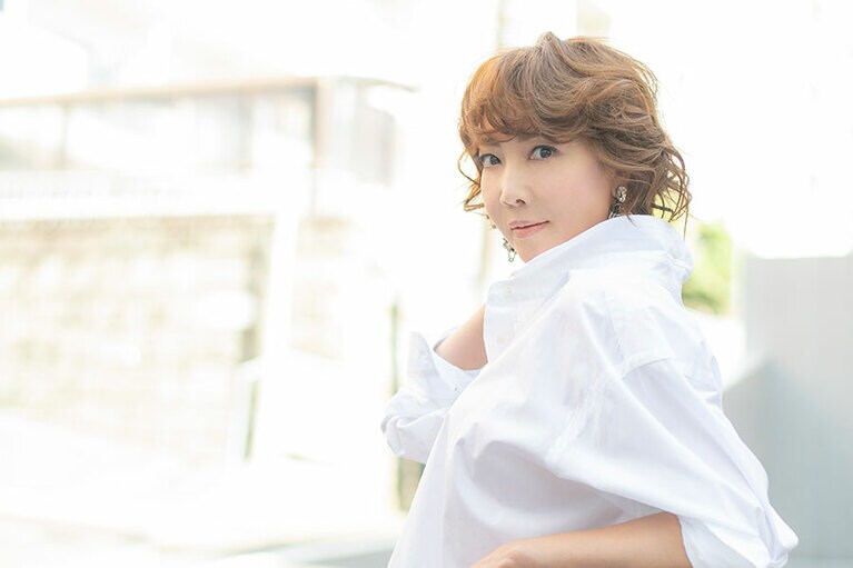 スカート 107,800円、サンダル 125,400円、イヤリング 22,000円／すべてN21 (イザ 0120-135-015)　ブラウス、ベルト／スタイリスト私物