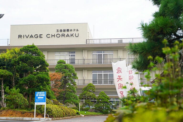 お湯を温泉街にある系列旅館「長楽園」から引く、湖畔の温泉ホテル。