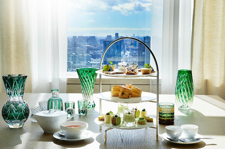 アフタヌーンティーの色彩豊かなパレットでマグリットの作品を体感したい。