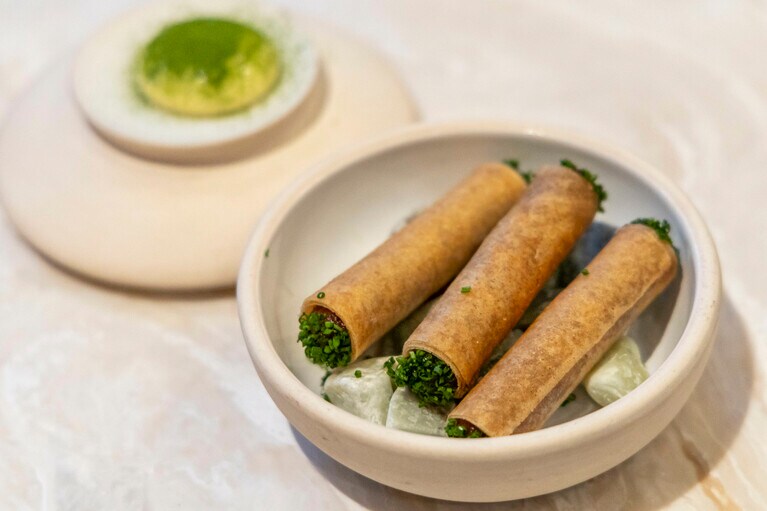 まぐろのペーストをカリカリの皮と一緒に食べるセニア名物のスナック、「シガー」（8ドル）。左奥はマヨネーズ、上にのってるのはモリンガのパウダー。撮影／Akira Kumagai