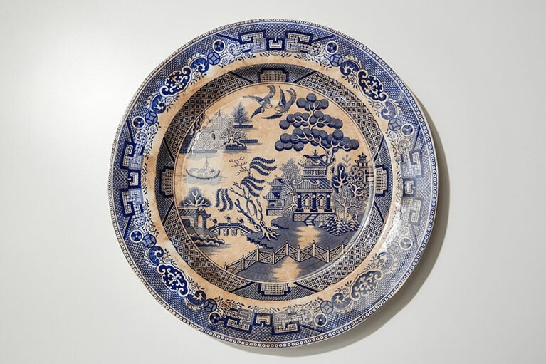 家来がお姫様に恋をする悲恋物語の絵皿／撮影 邑口京一郎