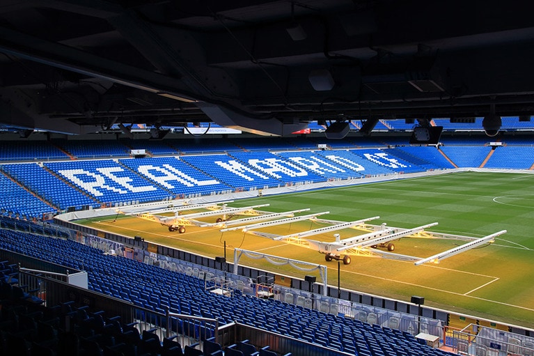 ピッチでは、試合で痛んだ芝の生育を促すために人口灯が照射されている。