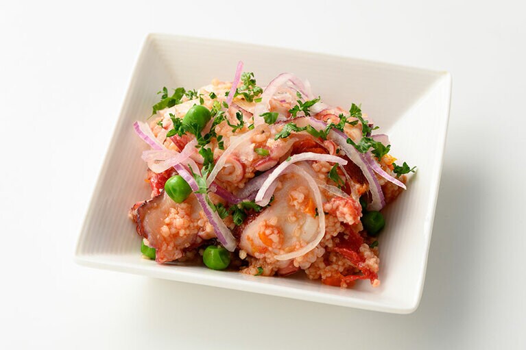 タコとドライトマトの地中海風マリネ 756円(100gあたり)。