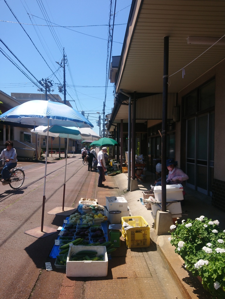 「市のある朝」　@15kiki24a 2022年7月29日、妙高