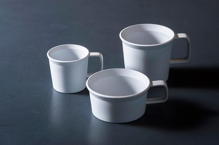 1616 / TY “Standard”　 TY Espresso Cup Handle Gray Φ60 1,400円、TY Coffee Cup Handle Gray Φ80 1,600円、TY Tea Cup Handle Gray Φ86 1,600円(百田陶園 パレスホテル東京店)。