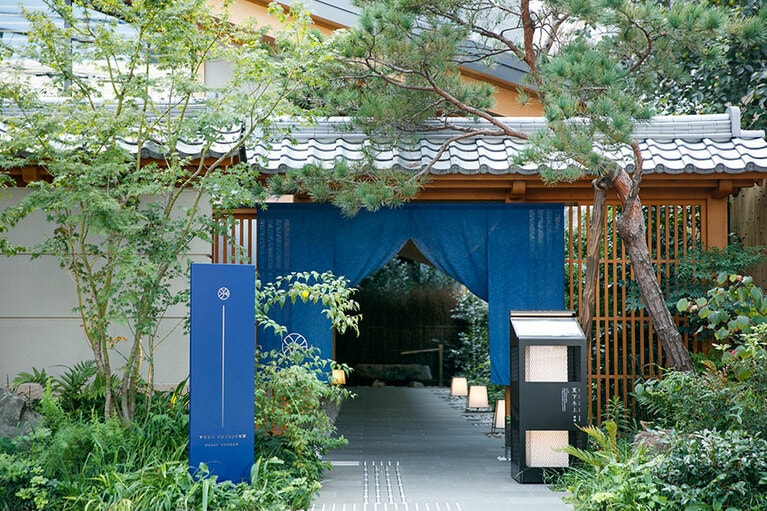 ［ONSEN RYOKAN 由縁 新宿］新宿の街角に突如現れる和の空間が目を惹く「ONSEN RYOKAN 由縁 新宿」。