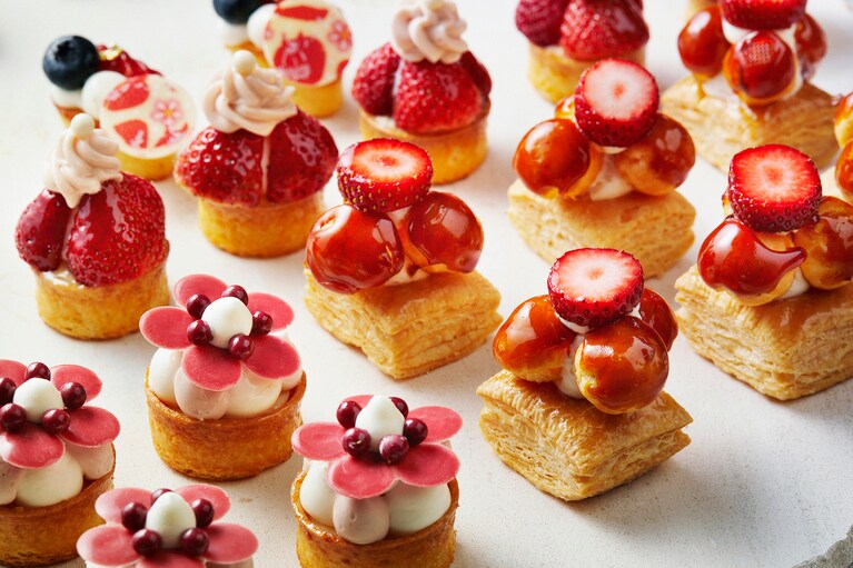 スイーツメニューは「苺とローズのタルト」や、パイ生地にミニシューを乗せたフランスの伝統スイーツ「サントノーレチョコレートストロベリー」など、いちごを主役にした約16品をラインアップ。