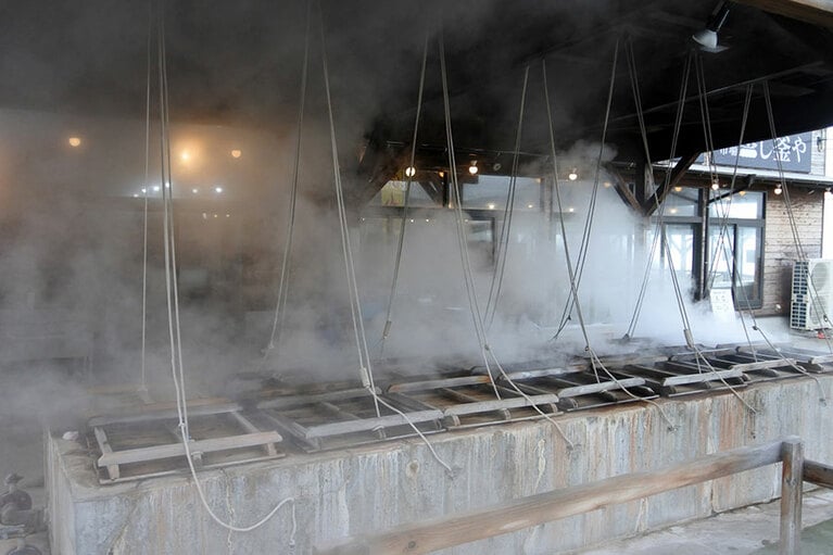 14基の蒸し釜が並ぶ「蒸し釜や」。小浜温泉の海の幸、山の幸を蒸して、どうぞ。