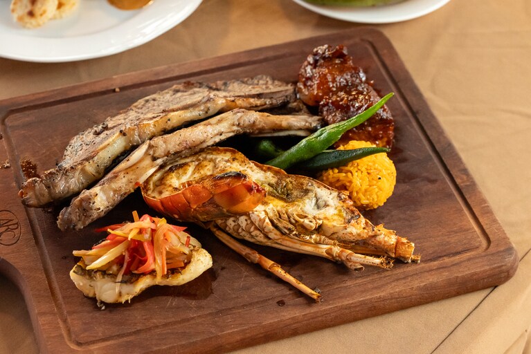 メニューはチャモリニアングリルとデラックスミックスグリルの2タイプ。