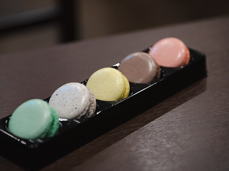 本格的な香港料理からマカロンまで浅賀さんが手がける。