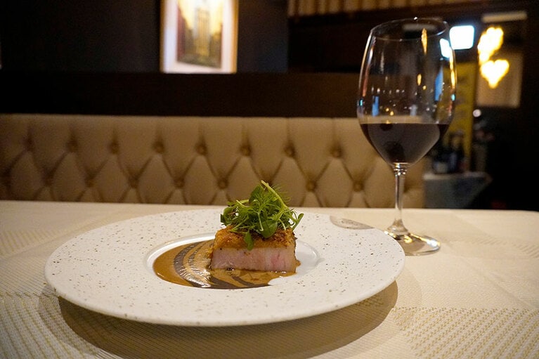 肉料理「あぐー豚のクルート焼き セップとトランペットのア・ラ・クレーム。