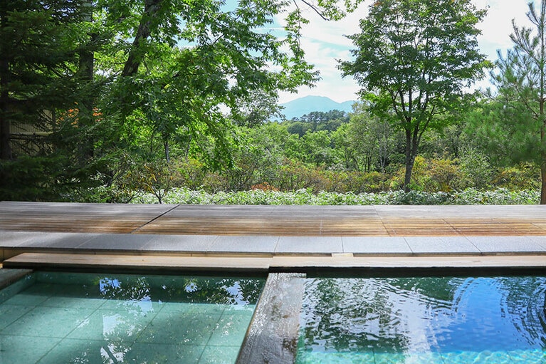 浅間山を眺める半露天風呂の酸性泉で、肌も体も巡りが良くなりツヤツヤに。