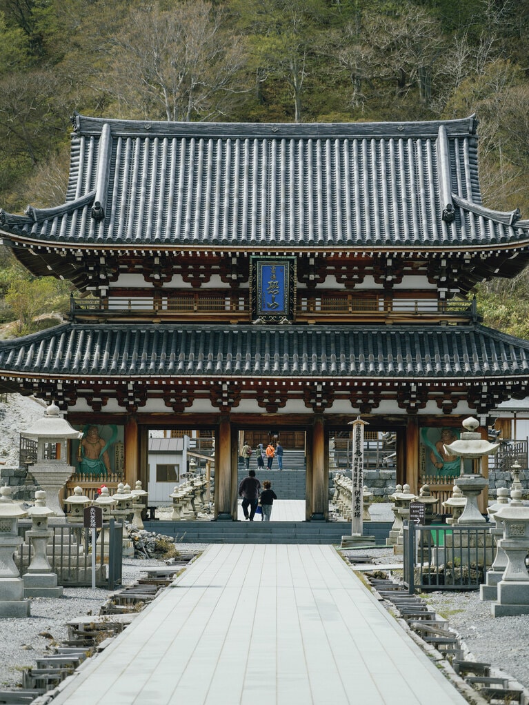 菩提寺の門をくぐると、死後の世界さながらの風景が広がる。この日は風が強いものの清々しい快晴。「恐山は晴れも曇りも似合うんです」と南さん。訪れる人の心象によっても印象が変わる、不思議な場所だ。