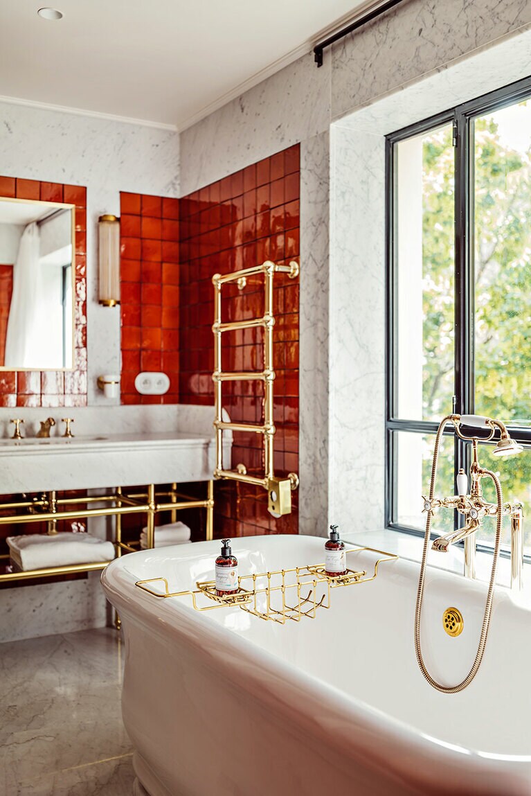 レルドラドでは、それぞれの部屋の壁紙や生地に合わせてバスルームのタイルの色も異なる。