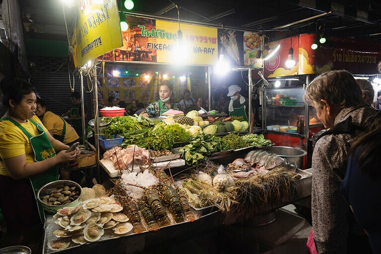 路上の屋台で器用に調理が行われる。