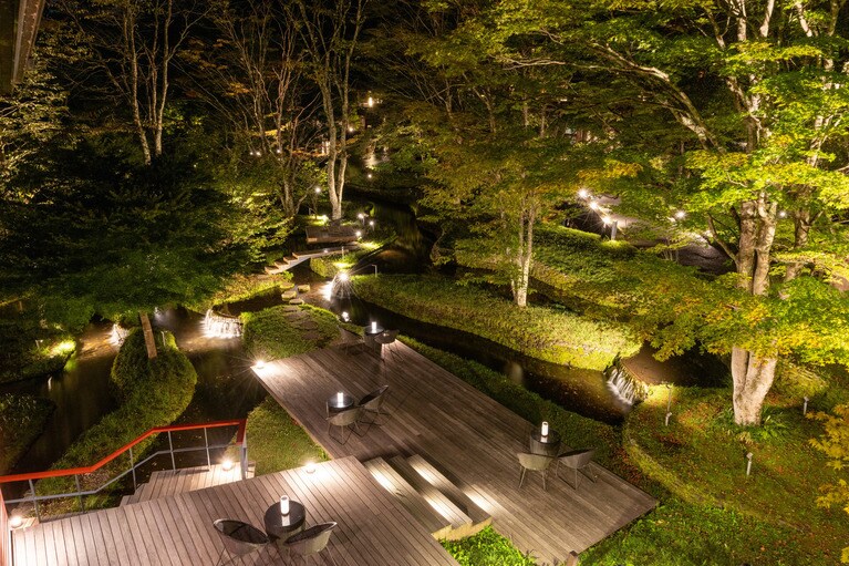 棚田の景色をさまざまな角度から楽しめるよう配置された、全28席の特別席。