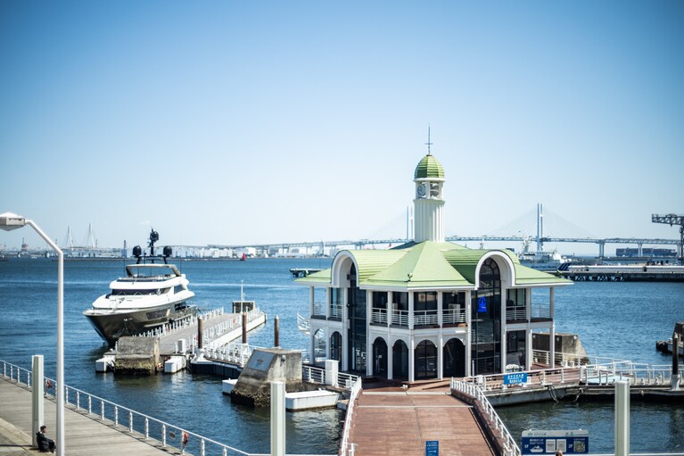 奥には横浜ベイブリッジが見える。