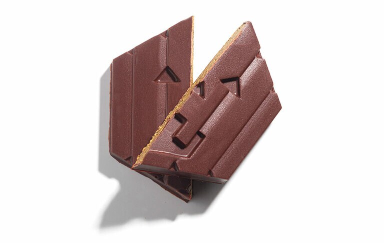 パキッと割るとプラリネが。Photo by Philippe Vaurès Santamaria／Design by Pierre Tachon