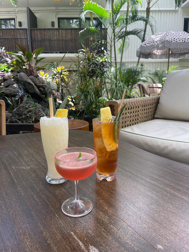 リラックスした空間でいただくトロピカルドリンクは至福の味。