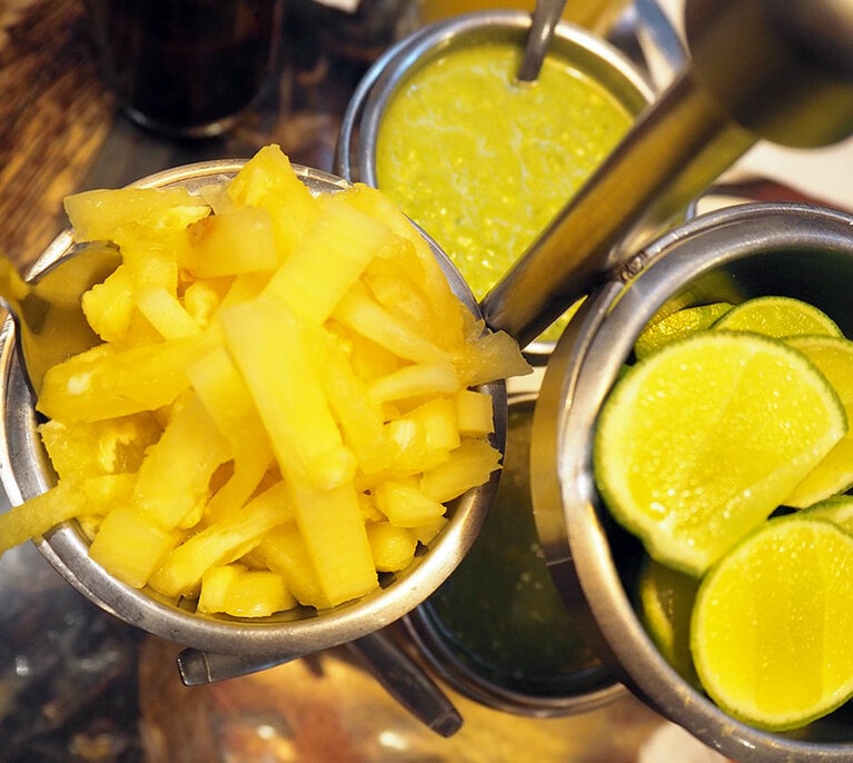 サルサやライム、パイナップルなどで自分好みの味に仕上げて。「エル フォゴンシート」にて。