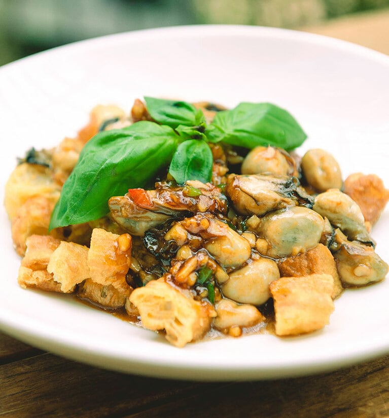 食感も楽しい「カキと揚げパンのニンニクソース」2,180円。