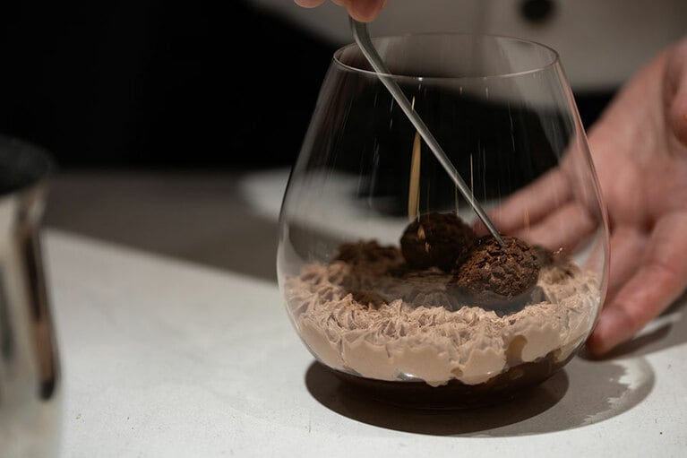 中にはひとつひとつクリームを詰めたプティ・シューが。