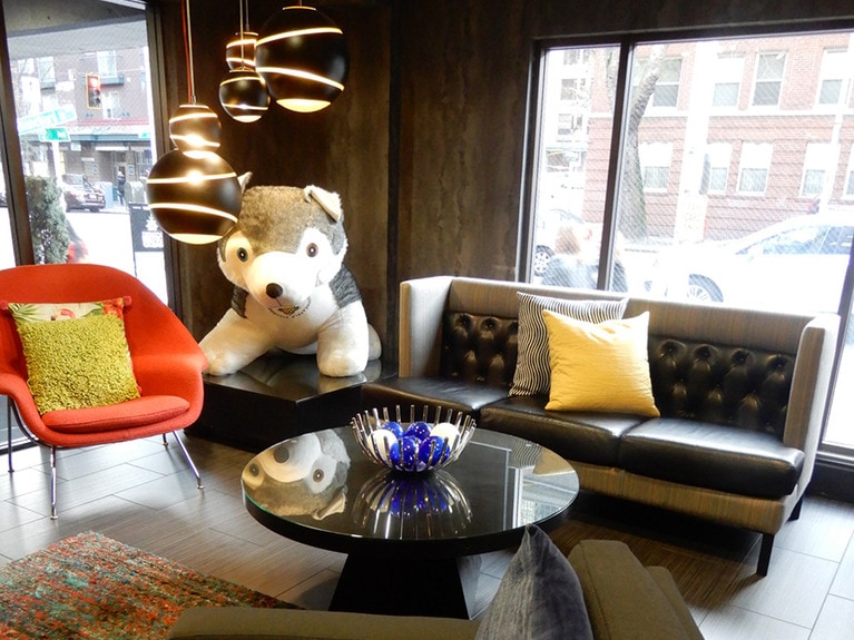 ペットフレンドリーホテルなので、マスコットのドッグがあちこちに。