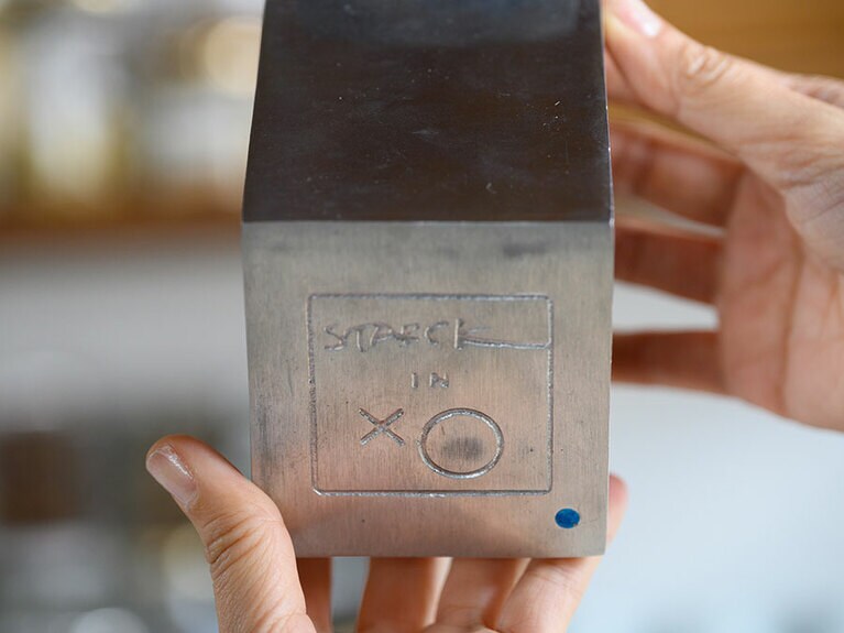 裏側にXO社の刻印入り。