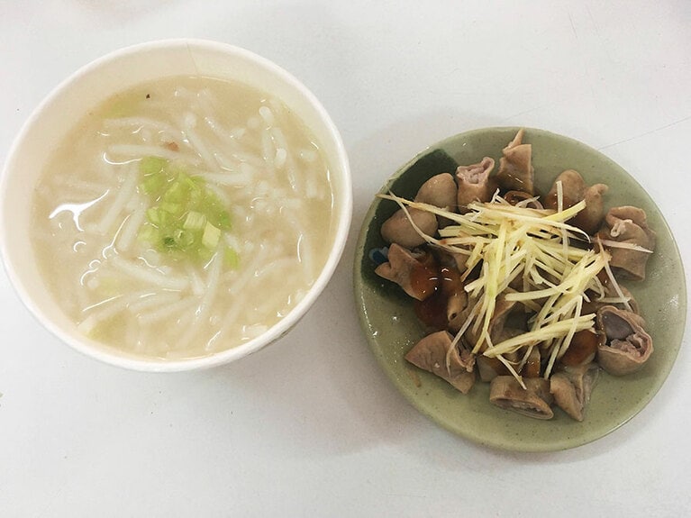 真っ白で味が薄そうに見えますが、旨みが凝縮されたスープ。コシのある太麺ビーフンとの相性もばっちり。