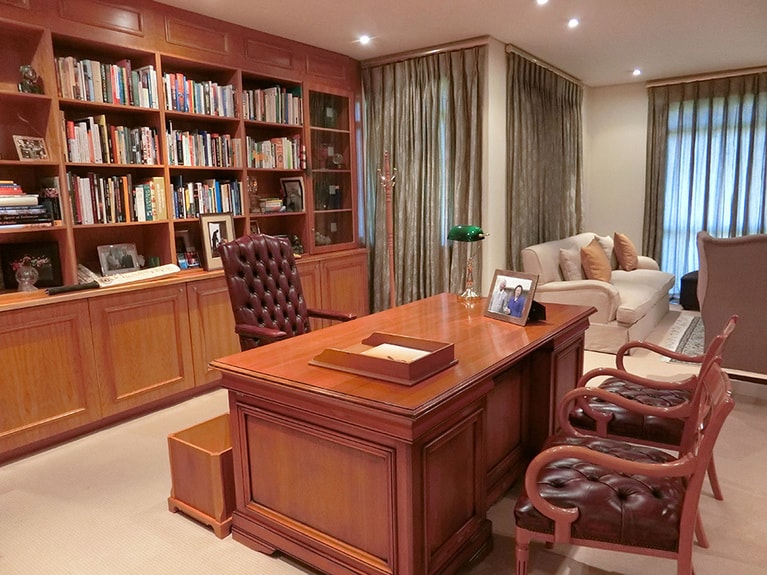 ヨハネスブルグの「マンデラ基金記念館」には、生誕100年を記念して、彼が引退後に使用していた執務室の特別展示が。