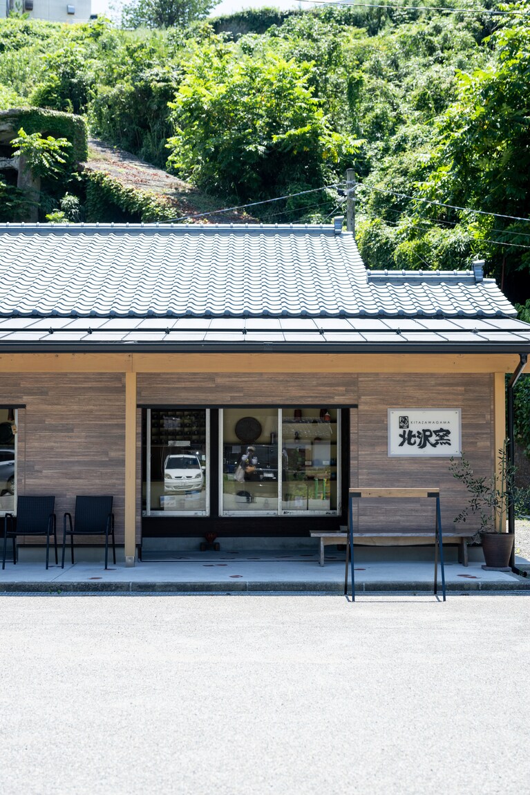 【山田杏奈、佐渡の神秘に触れる】“島外不出”の土「無名異」を使った焼物はまさに佐渡の大地の恵み　撮影：鈴木七絵