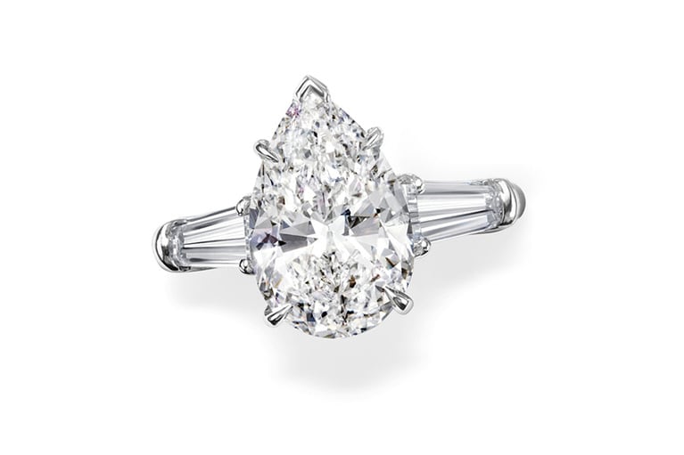 「ペアシェイプ・クラシック・リング」 （PT×センターDIA1.0ct〜）3,817,000円〜／ハリー・ウィンストン（ハリー・ウィンストン クライアントインフォメーション）